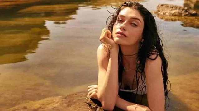 Hazar Ergüçlü'nün yeni dizisindeki sevişme sahnesi gündem oldu Hazar Ergüçlü'nün yeni dizisindeki sevişme sahnesi gündem oldu