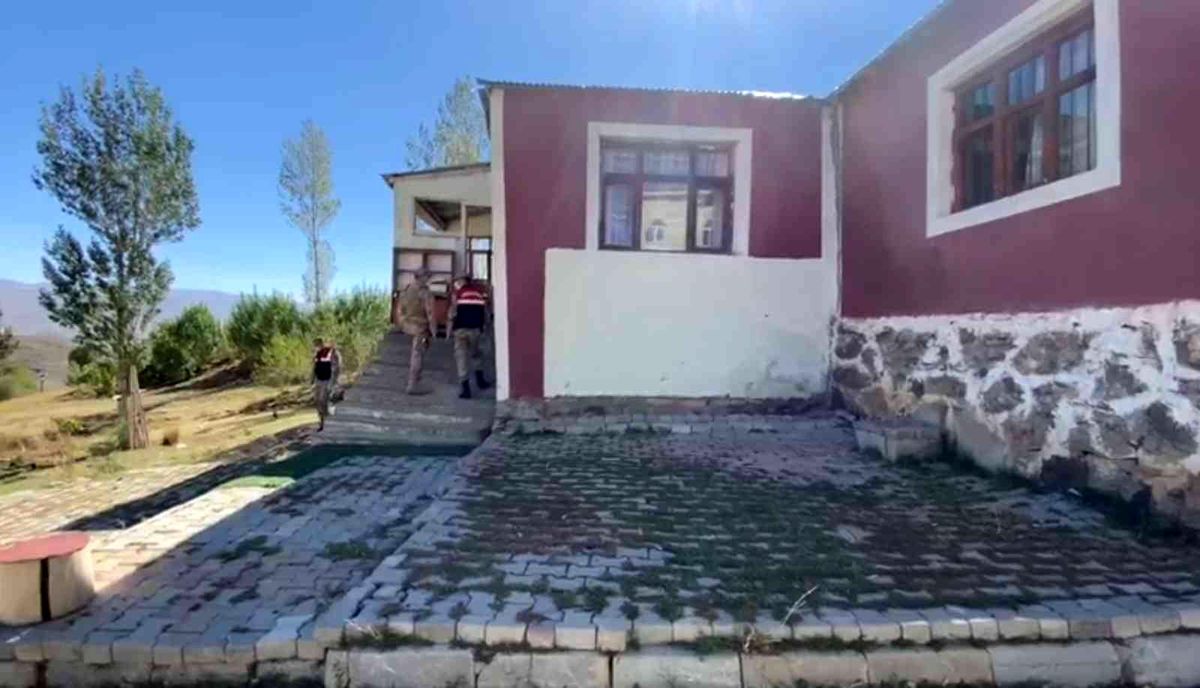 Muradiye\'de ruhsatsız silah ve kaçak sigara ele geçirildi