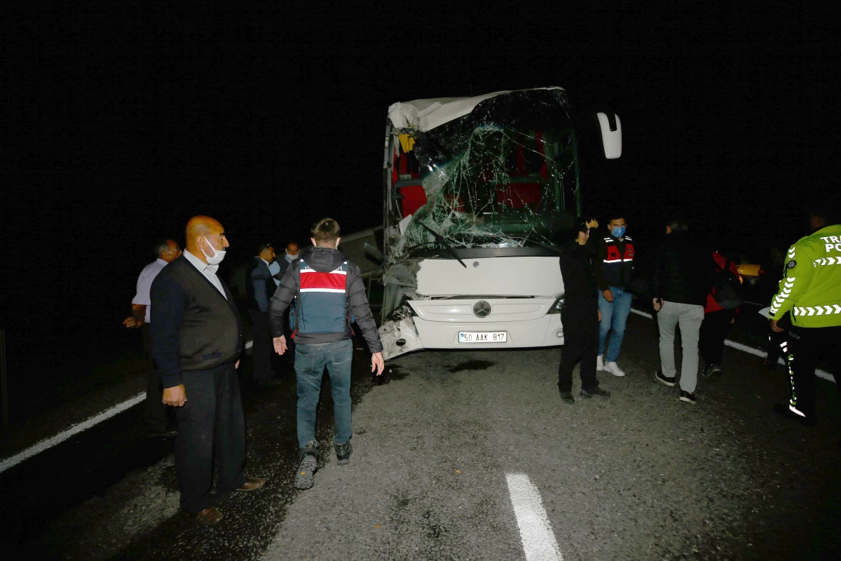 Nevşehir\'de öğrencileri taşıyan otobüslerin karıştığı kazada 25 kişi yaralandı