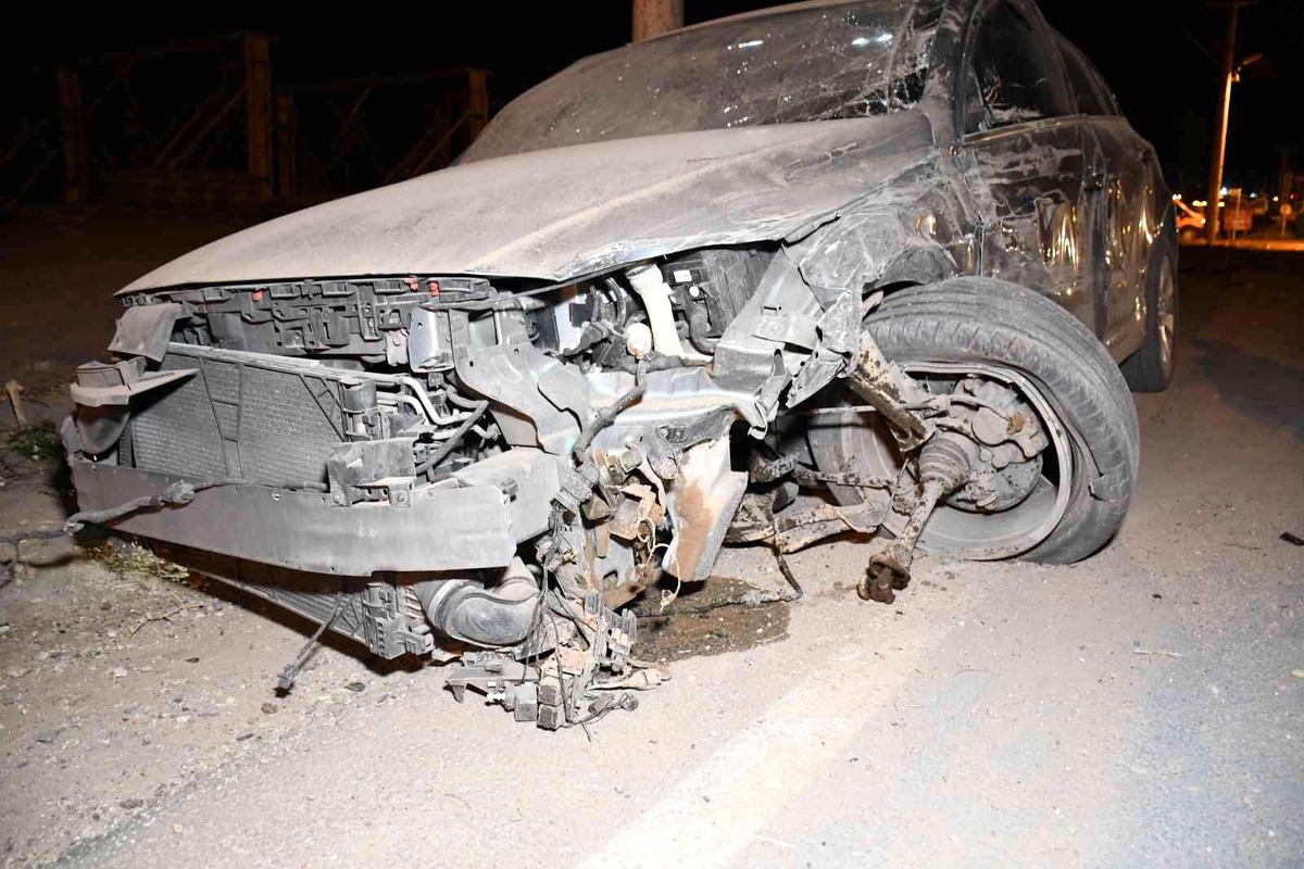 Son dakika haberleri... Otomobillerin hurdaya döndüğü kazada 3 kişi yaralandı