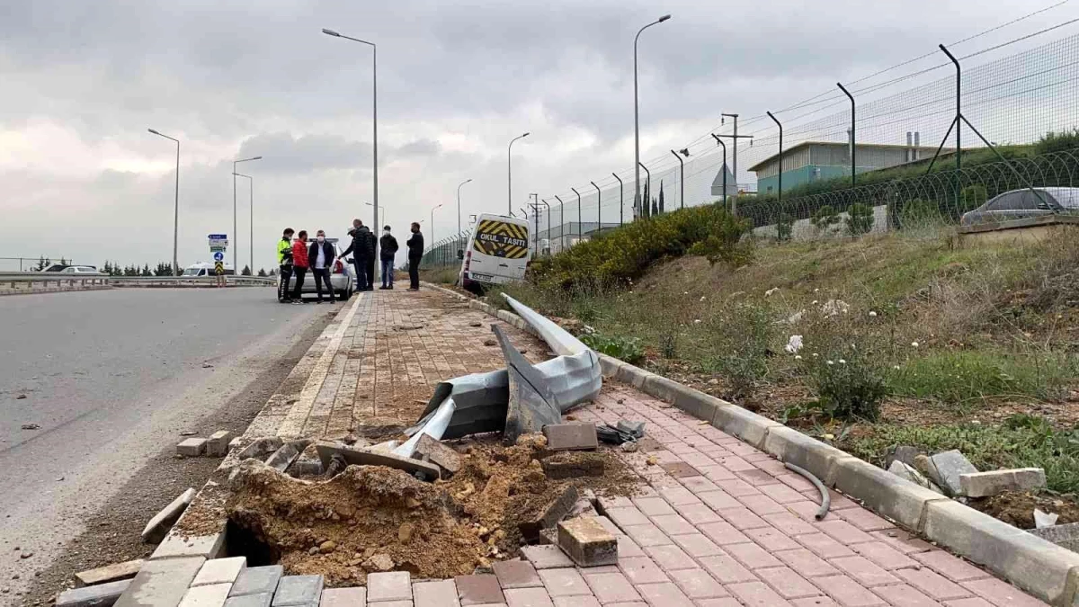 Servis minibüsü direğe çarptı: 2 yaralı