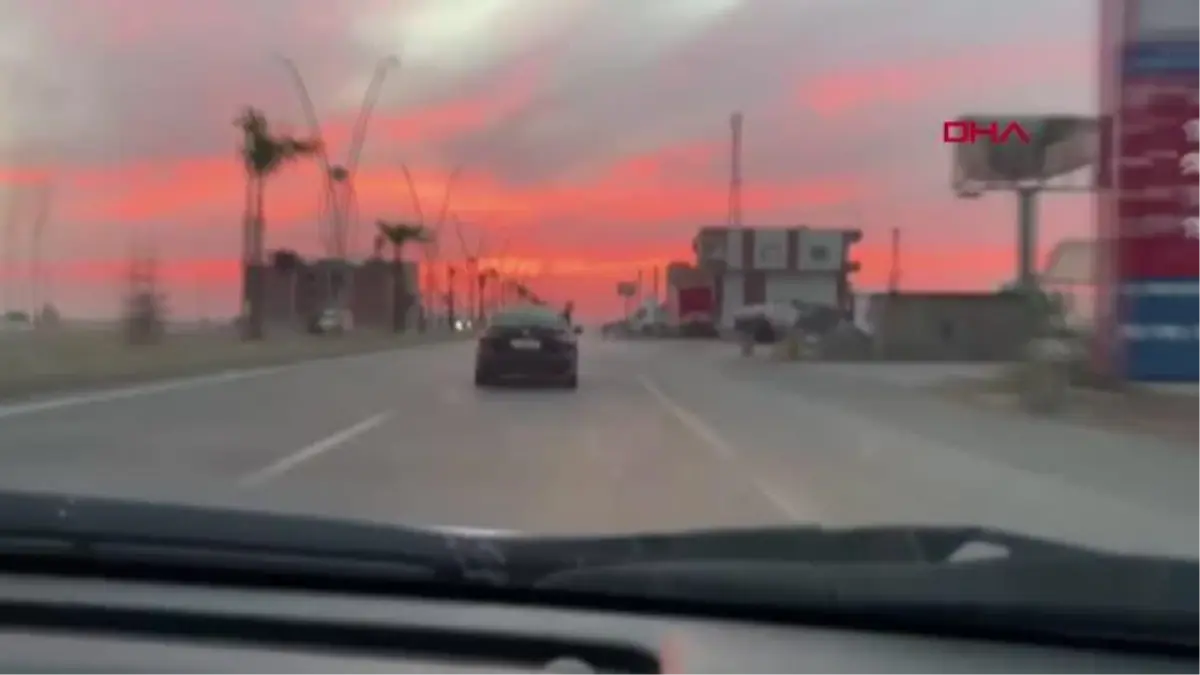 SEYİR HALİNDEKİ ARACIN CAMINDAN SARKAN ÇOCUK KORKUTTU