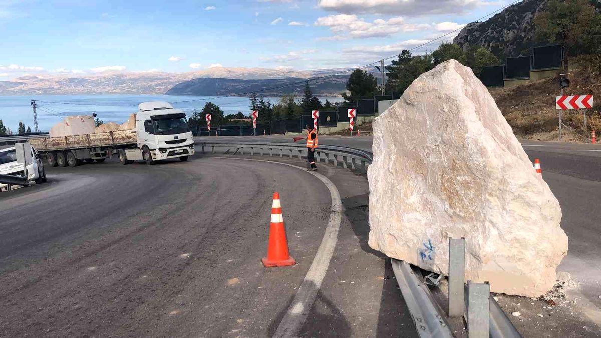 Seyir halindeki tırdan dev mermer blok yola düştü