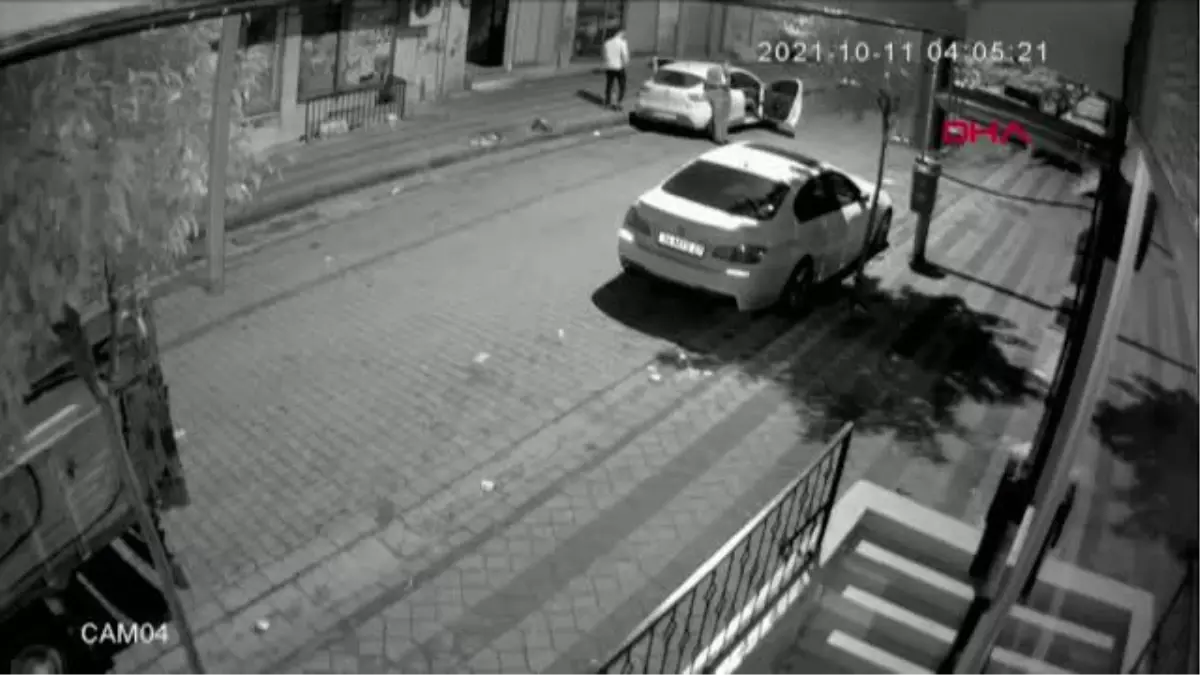 Son dakika haber | Sultangazi\'de dehşet anları: 4 kişi bina önünde silahlı saldırıya uğradı
