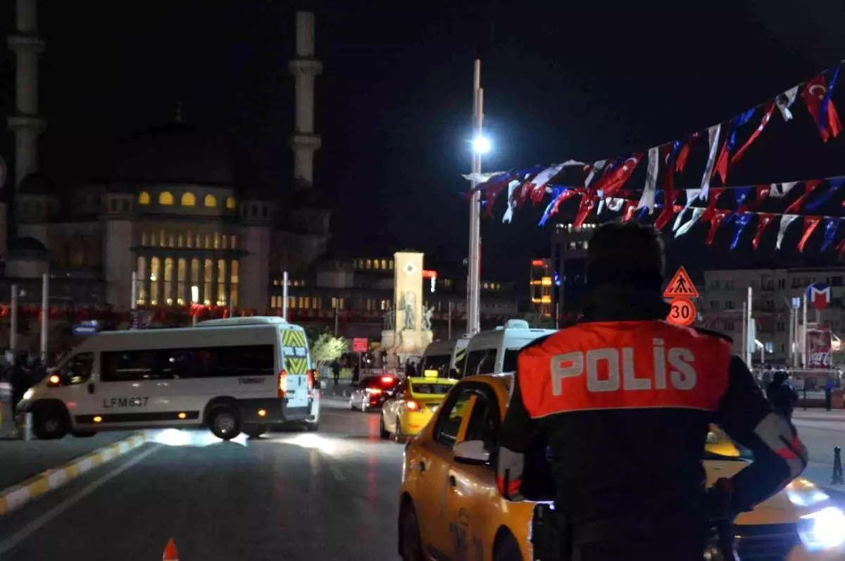 Taksim\'deki polis uygulamasında vatandaştan taksiciye küfürlü tepki