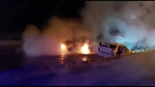 Trafik kazasında 2 kişi öldü, 3 kişi yaralandı Trafik kazasında 2 kişi öldü, 3 kişi yaralandı