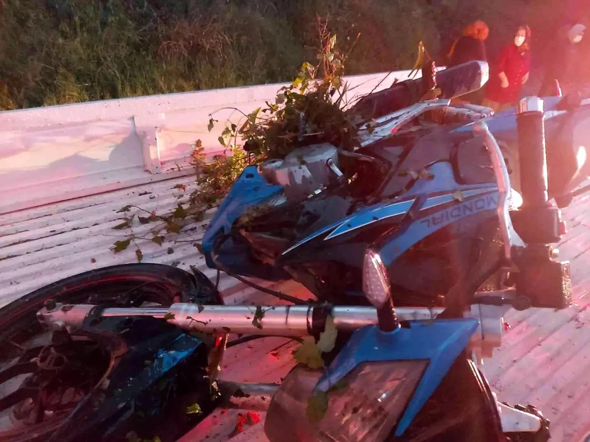 Yoldan çıkan motosikletin sürücüsü yaralandı