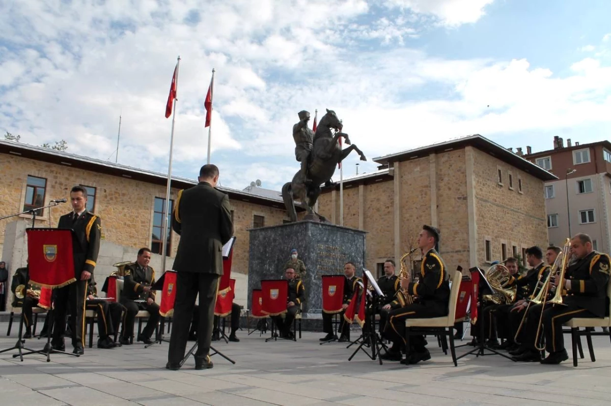 3. Ordu Komutanlığı Bando takımı Bayburt\'ta halka konser verdi