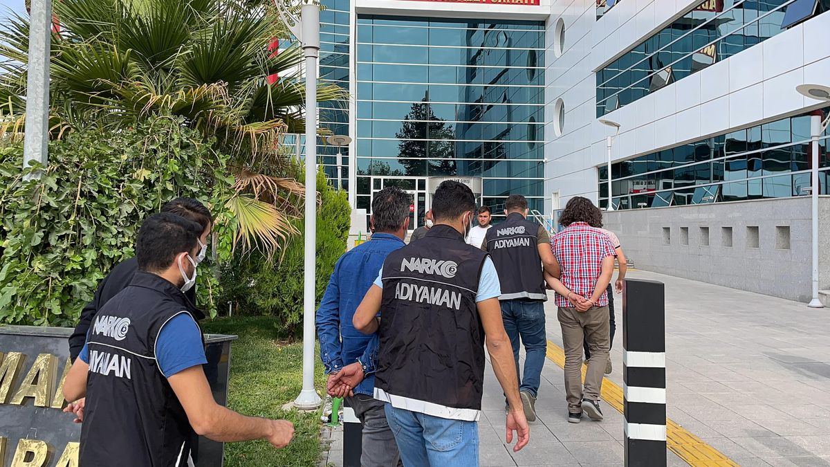 Adıyaman\'da uyuşturucu operasyonunda gözaltına alınan 3 zanlıdan 2\'si tutuklandı