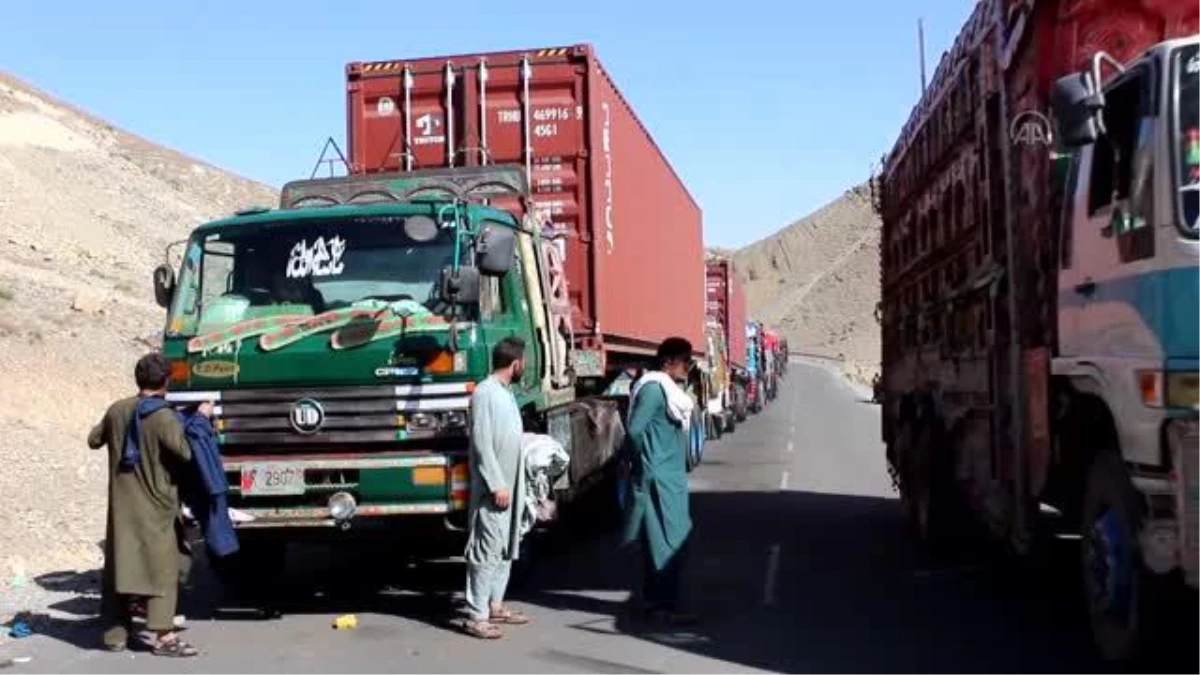 Afganistan-Pakistan sınırında tır kuyruğu