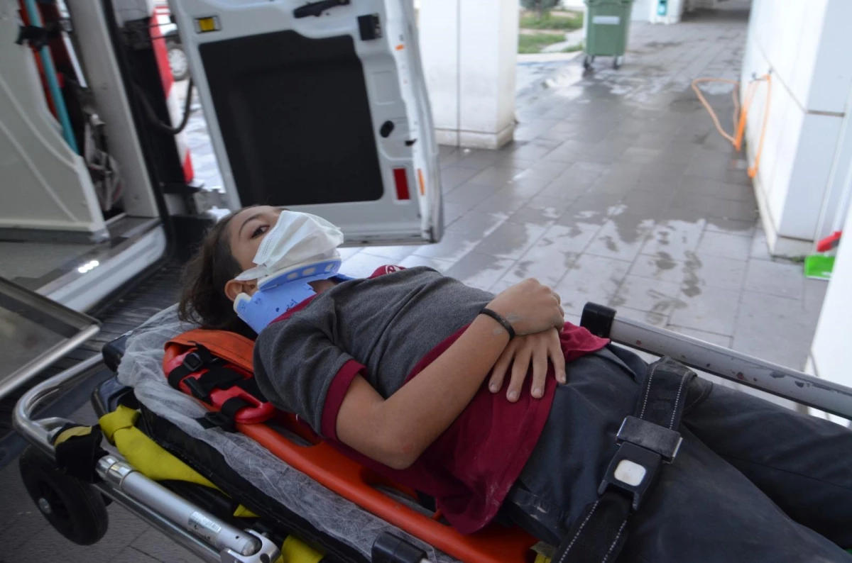 Aksaray\'da otomobilin çarptığı anne ve iki çocuğu yaralandı