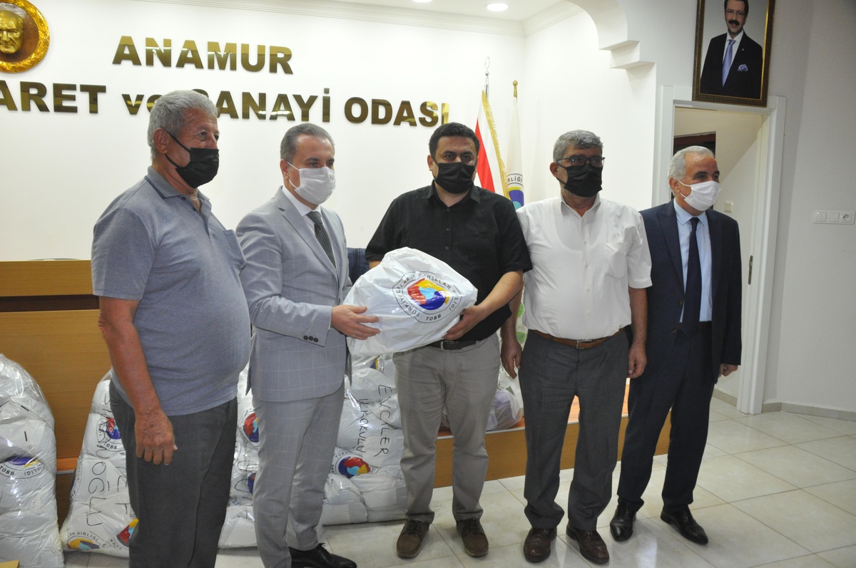 Anamur Ticaret ve Sanayi Odası, köy okullarında eğitim gören öğrencilere mont dağıttı