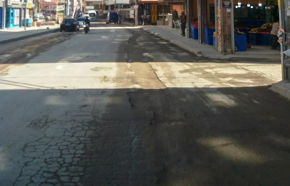 Bayraklı\'da esnaf, bozuk yolların asfaltlanması istiyor