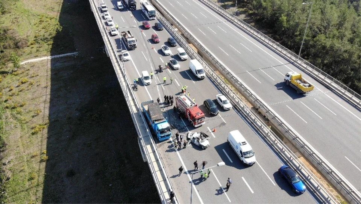 Son dakika haberi! Beykoz\'da İSKİ\'ye ait kamyon otomobil üzerine devrildi: 1 ölü