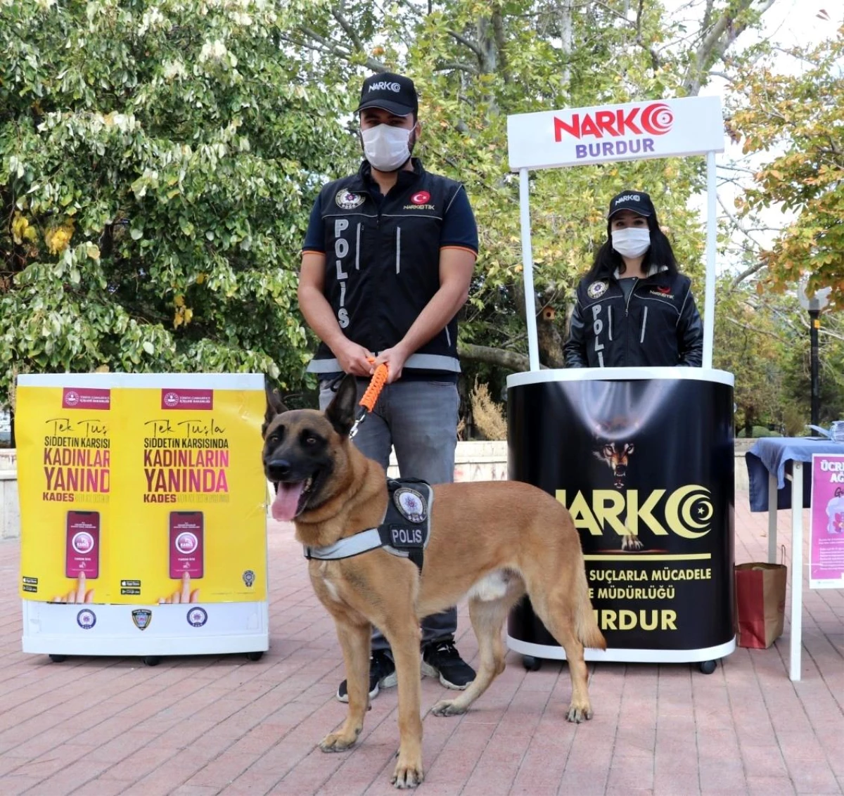 Burdur\'da polis açtığı standla vatandaşı bilgilendirdi