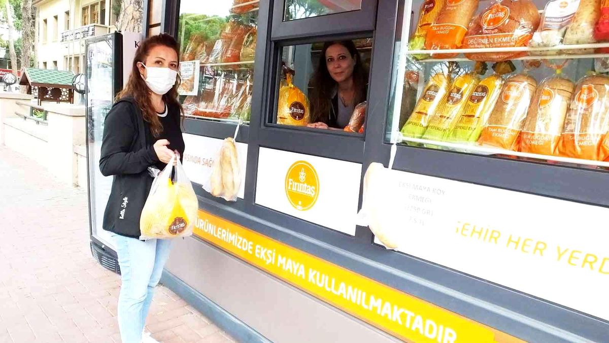 Burhaniye\'de askıda ekmek uygulaması ilgi gördü