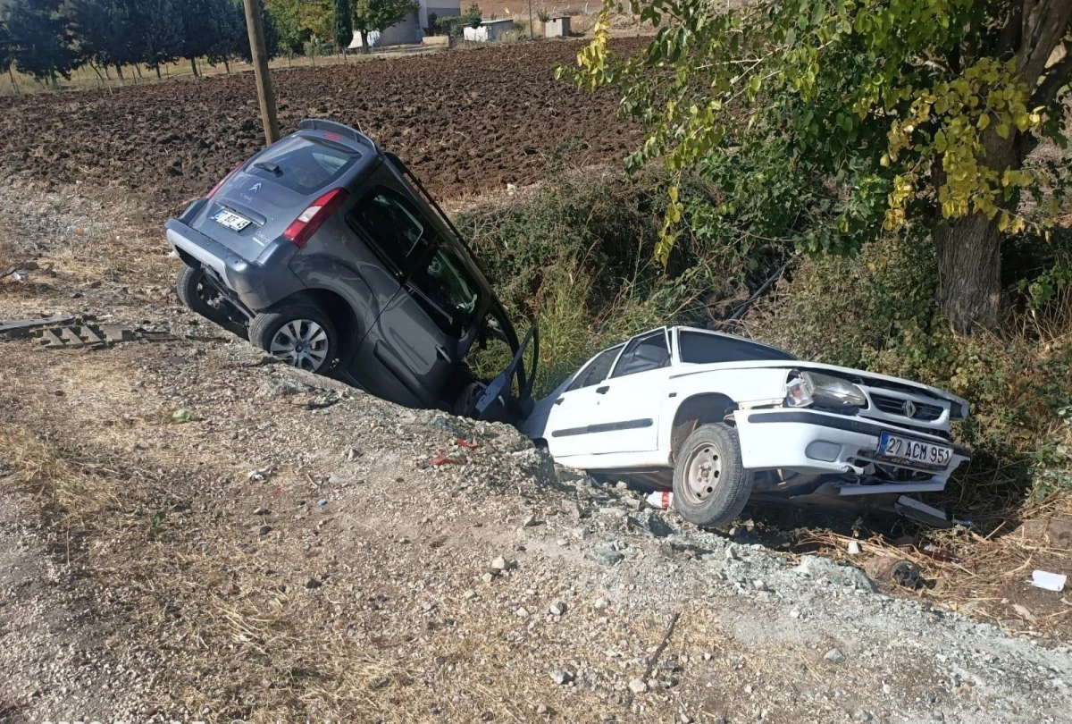 Gaziantep\'te hafif ticari araç ile otomobilin çarpıştığı kazada 5 kişi yaralandı
