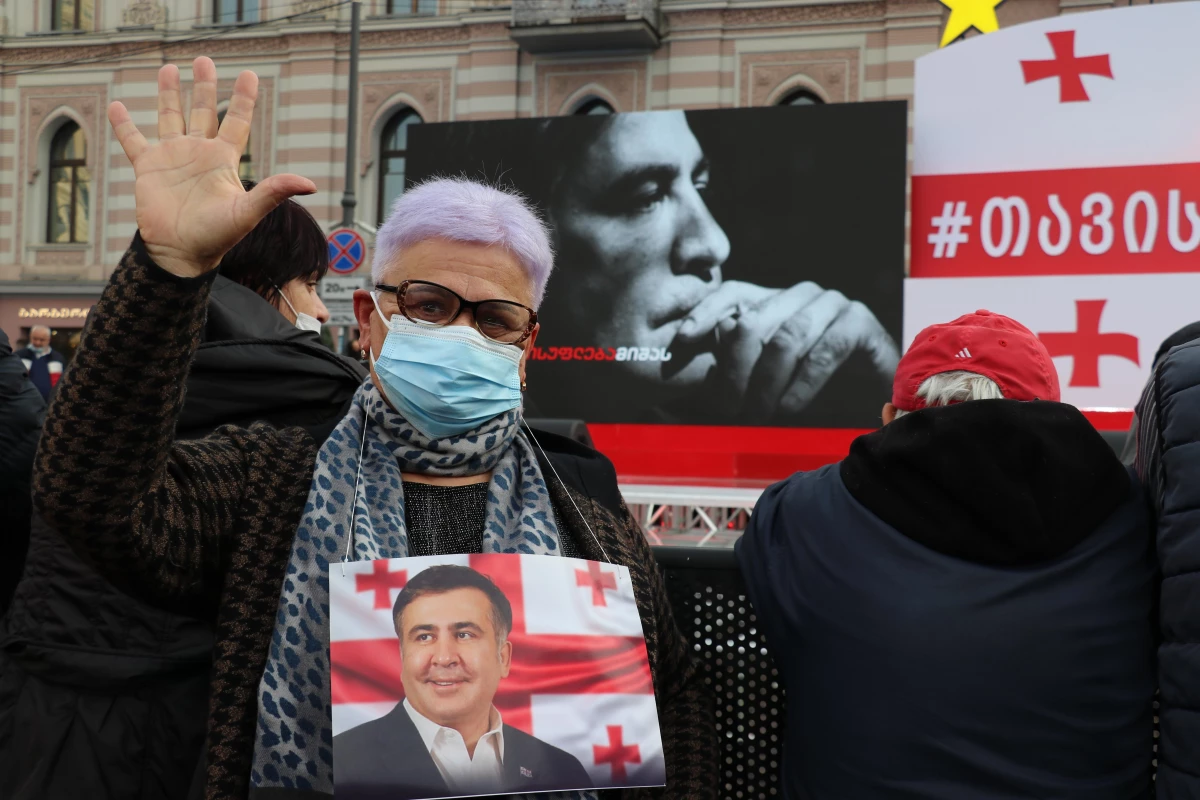Son dakika haberi! Gürcistan\'da binlerce kişi tutuklu eski Cumhurbaşkanı Saakaşvili için sokağa çıktı