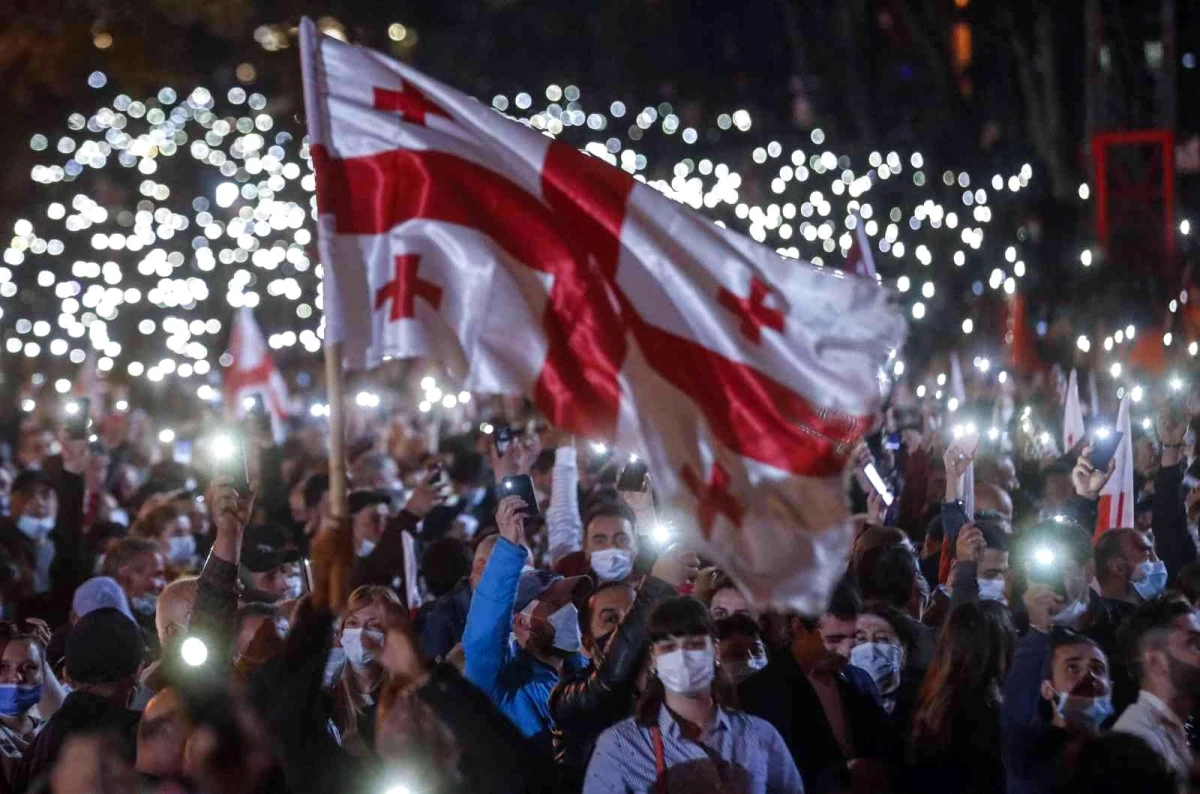 Gürcistan\'da eski Cumhurbaşkanı Saakaşvili için binlerce kişi sokağa indi