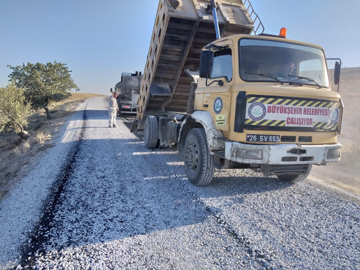 Eskişehir Büyükşehir Belediyesi, kent merkezi ve kırsalda yol çalışmalarını hızla sürdürüyor