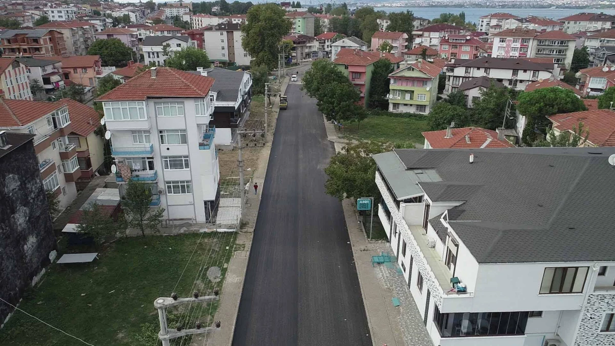 Kocaeli Büyükşehir, Gölcük Hürriyet Caddesinde asfalt serimine başladı