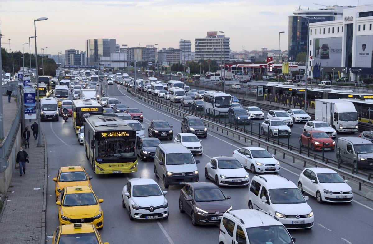 İstanbul\'da trafik yoğunluğu yaşanıyor