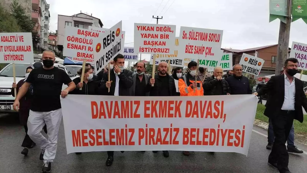 İşyerleri belediye tarafından haksız yere mühürlendiğini iddia eden esnaf ilçede davullu zurnalı protesto yürüyüşü yaptı