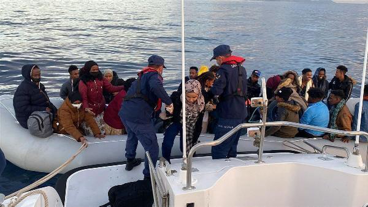 İzmir açıklarında 67 kaçak göçmen kurtarıldı