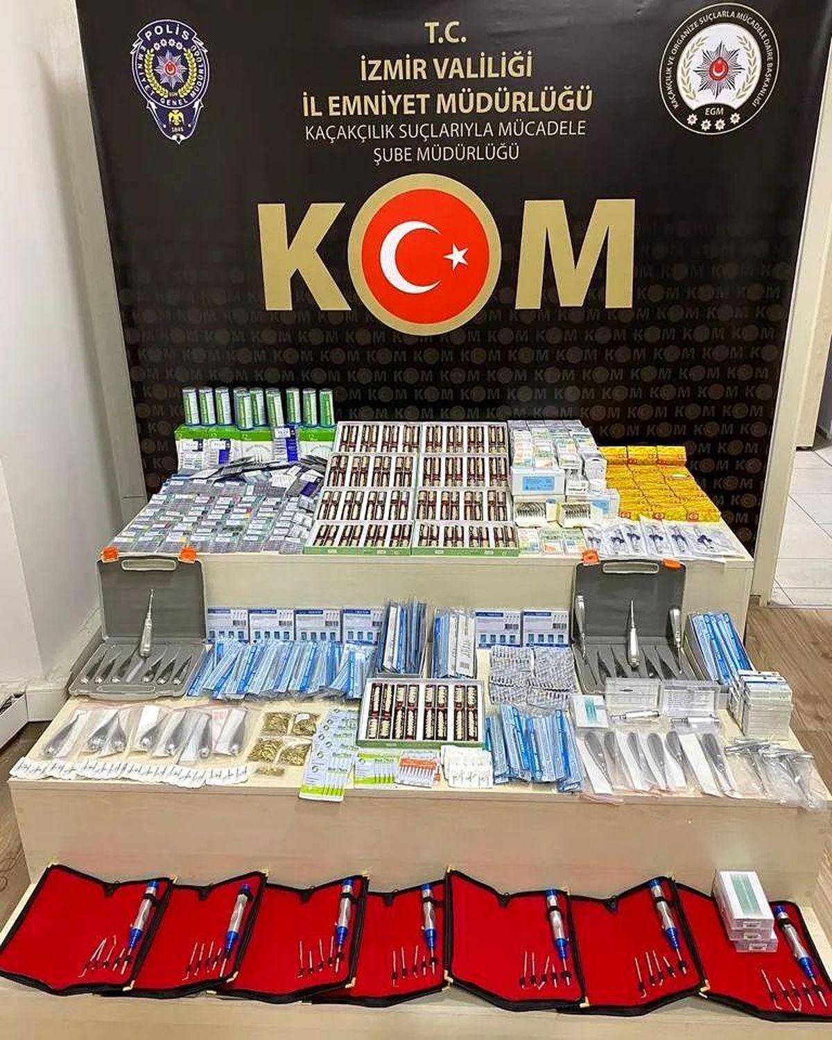İzmir\'de binlerce adet kaçak tıbbi malzeme ele geçirildi