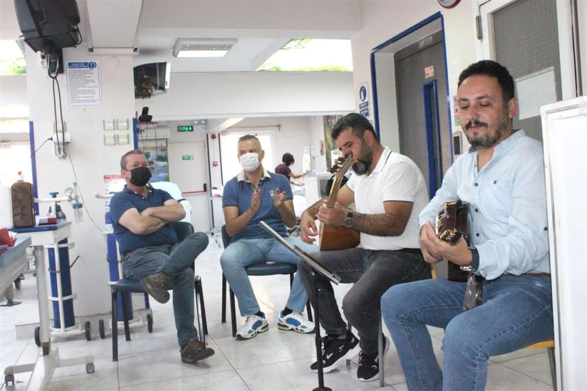 İzmir\'de müzik öğretmenlerinden diyaliz hastalarına moral konseri
