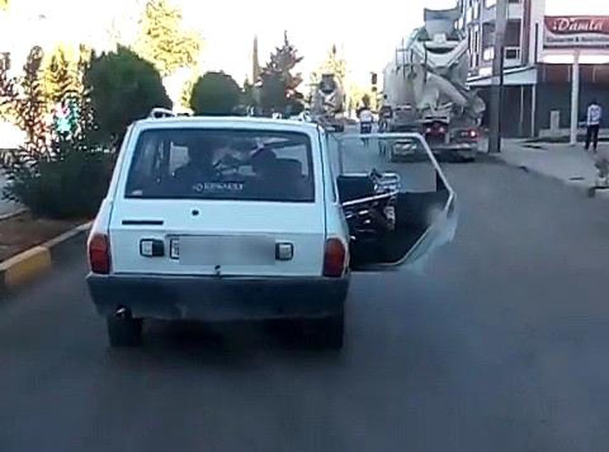 Kapısı açık ilerleyen otomobile 144 TL ceza kesildi