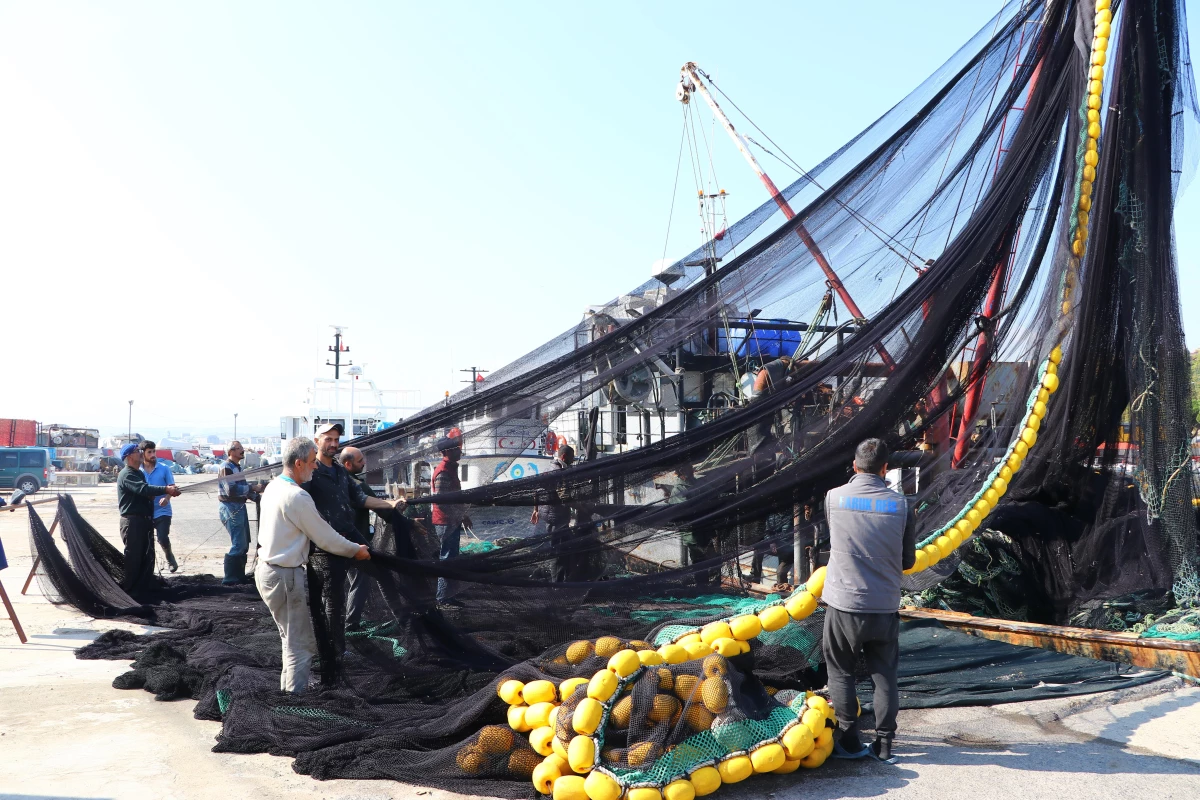 Karadenizli balıkçılar Marmara\'da "lüfer" peşinde