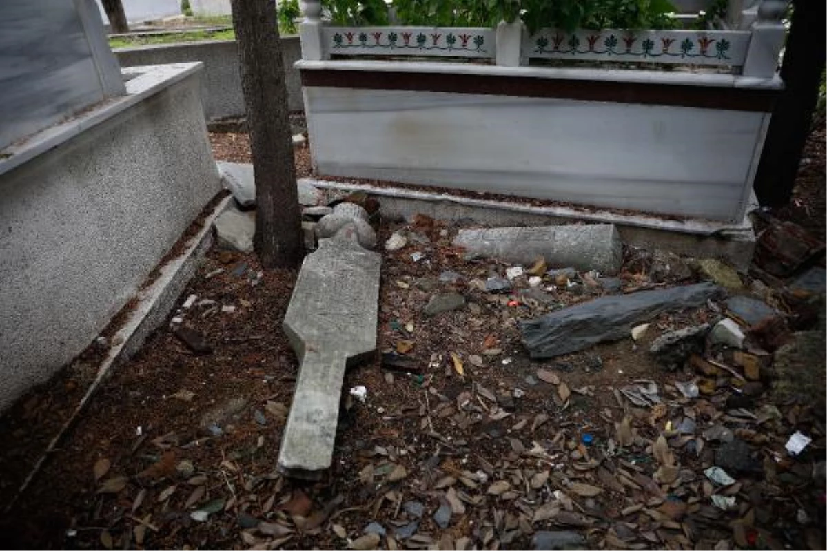 Kasımpaşa\'da tarihi mezarların içler acısı hali