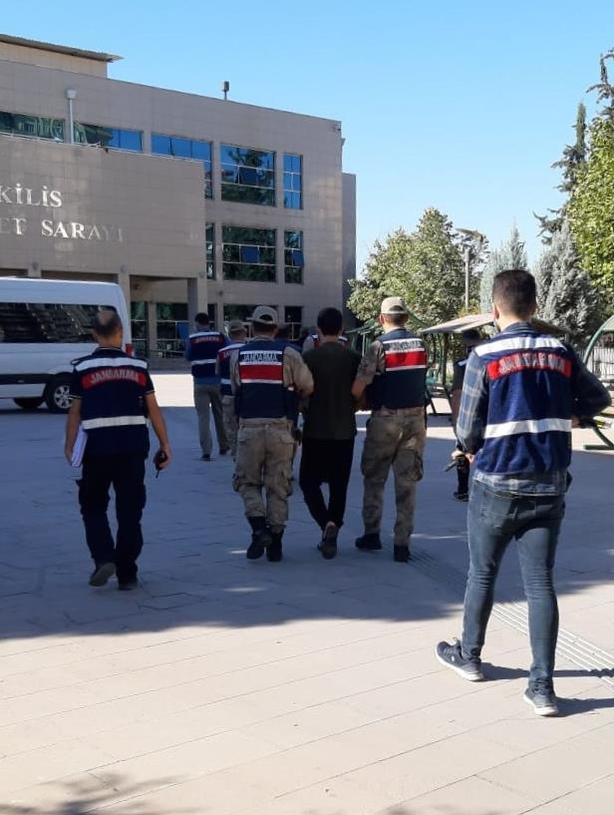 Kilis ve Gaziantep\'te terör operasyonlarında yakalanan 2 zanlı tutuklandı