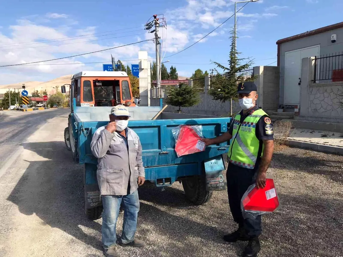 Korkuteli\'de jandarma, traktör sürücülerine reflektör dağıttı