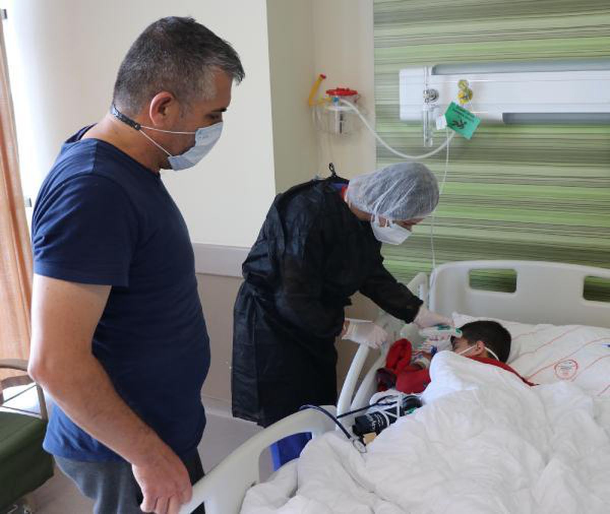 Koronavirüse yakalanan 5 yaşındaki Emir, bir haftadır tedavi görüyor