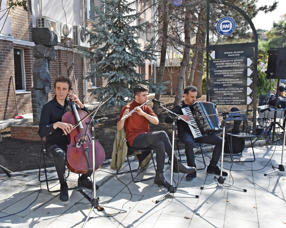 Marmara Üniversitesi Recep Tayyip Erdoğan Külliyesi\'nde öğrencilere müzikli karşılama