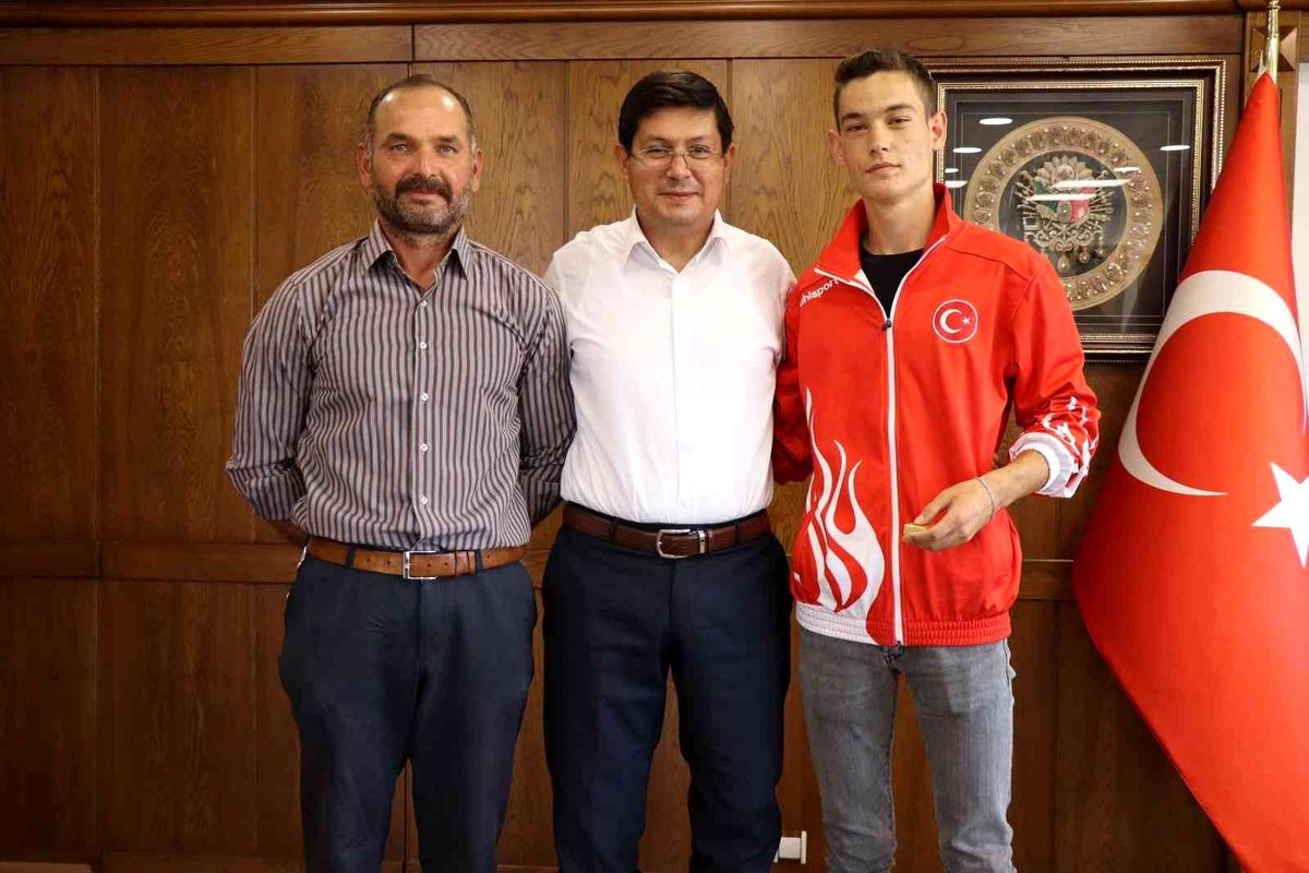 Milli sporcu başarısını Başkan Özcan ile paylaştı