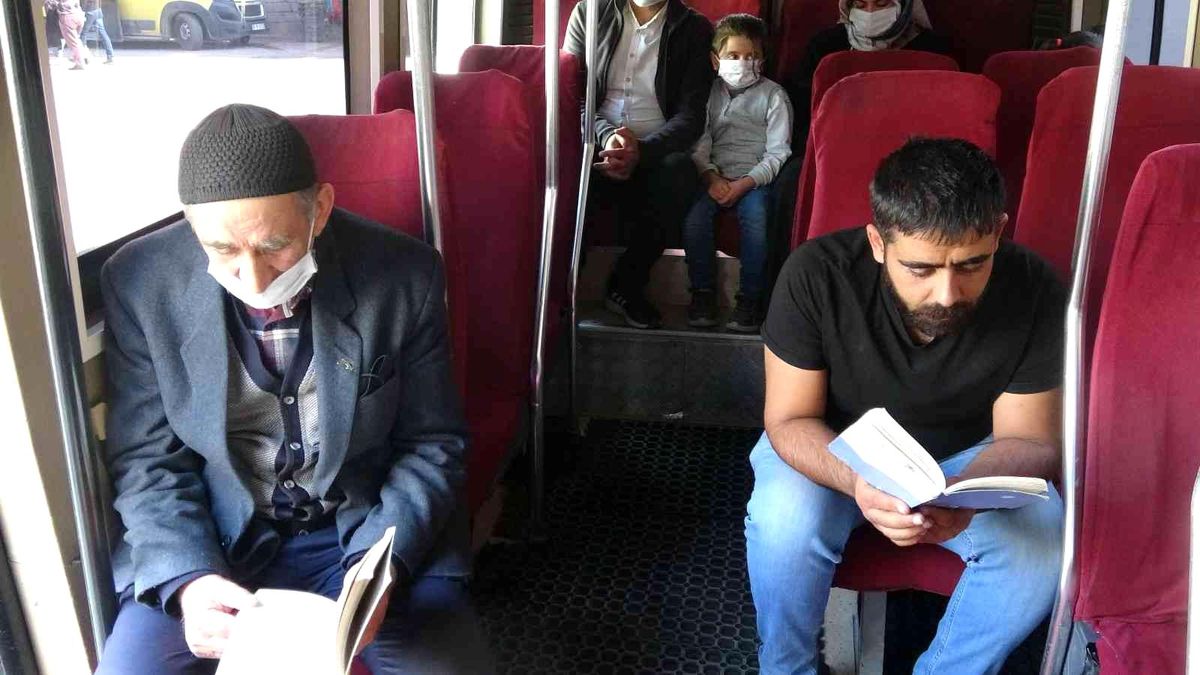 Minibüs şoförü kitap sevgisini yolcularına aşılıyor
