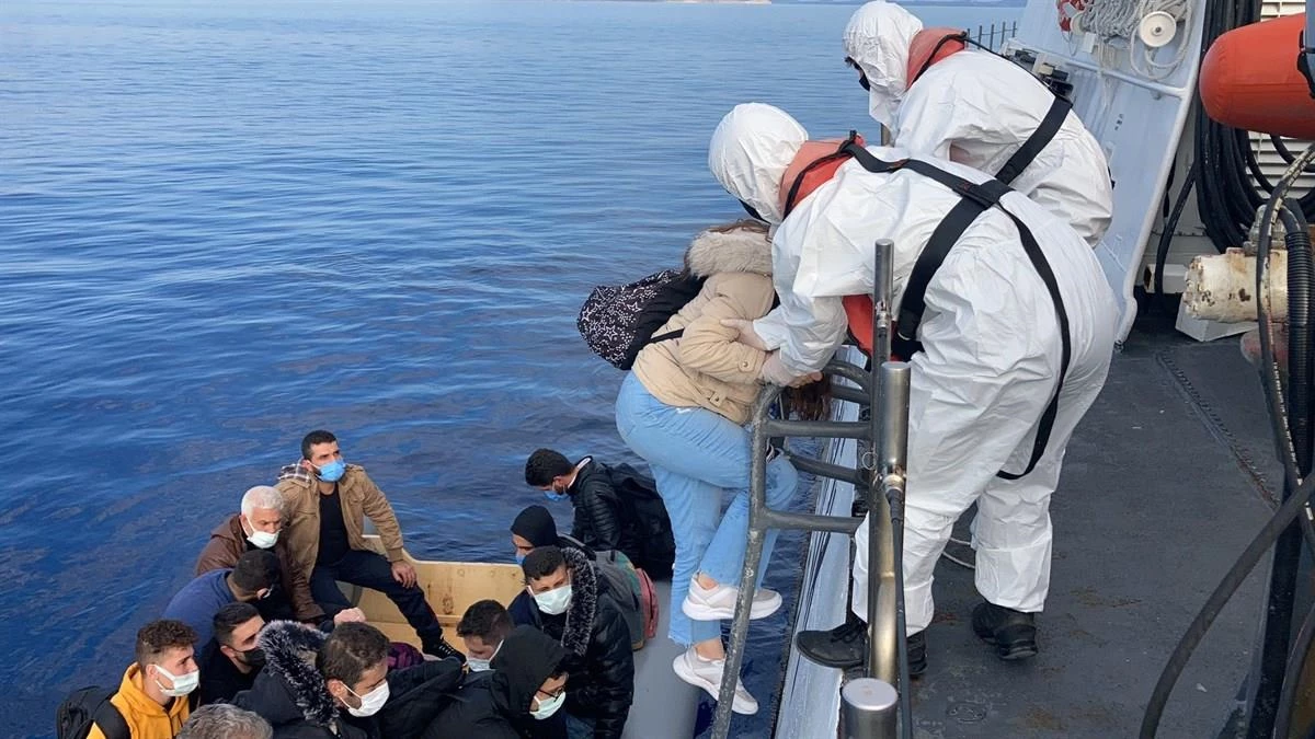 Muğla açıklarında Türk kara sularına geri itilen 36 düzensiz göçmen kurtarıldı