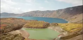 Nemrut Krater Gölü sonbahar renklerini görmek isteyenlerin akınına uğruyor