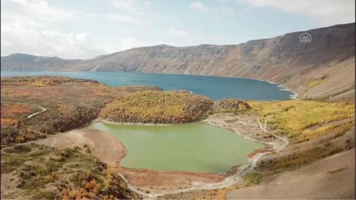 Nemrut Krater Gölü sonbahar renklerini görmek isteyenlerin akınına uğruyor
