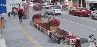 Otomobil ile motosikletin çarpışma anı kamerada