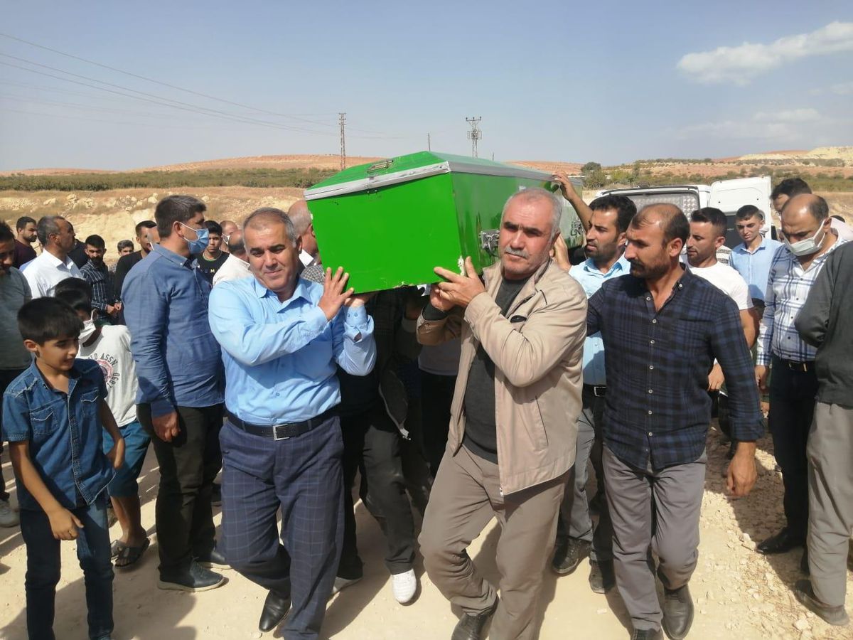Son dakika: Şanlıurfa\'daki trafik kazasında ölen 2 kişinin cenazesi toprağa verildi