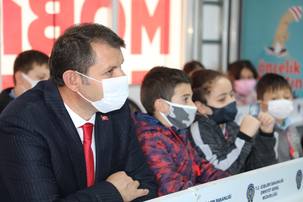 Sivas\'ta "Mobil Trafik Eğitim Tırı" öğrencilere eğitim verdi