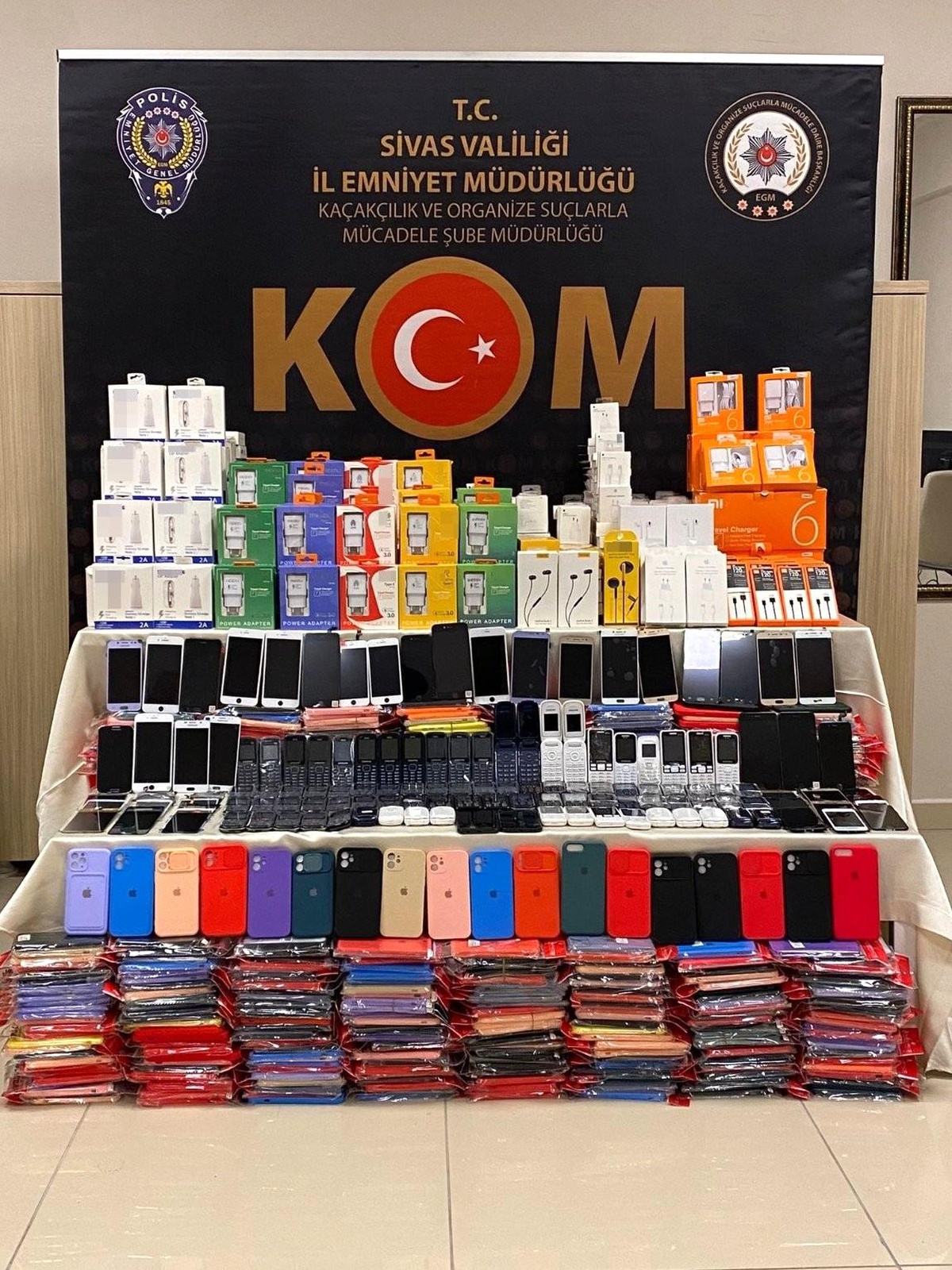 Sivas\'ta yüzlerce gümrük kaçağı ürün ele geçirildi