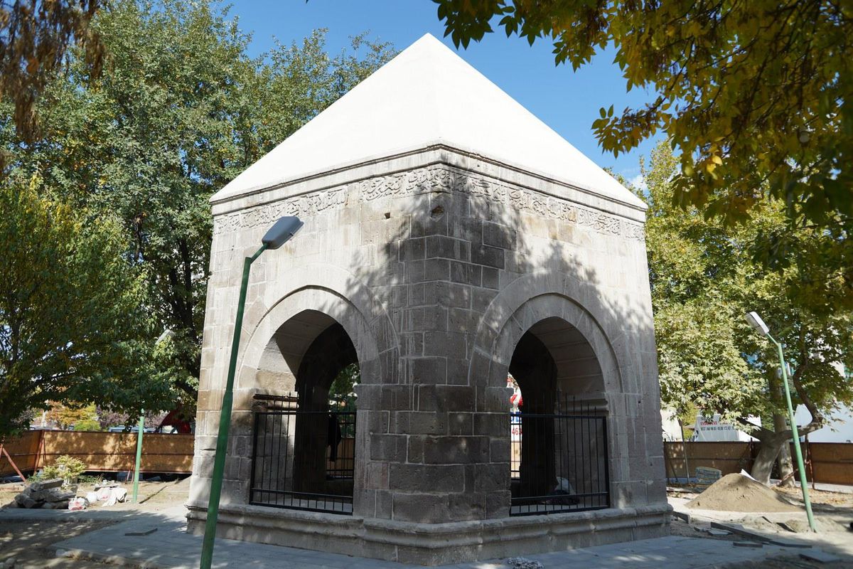 Suya Kanmış Hatun Türbesi\'ndeki restorasyon çalışmalarında sona gelindi