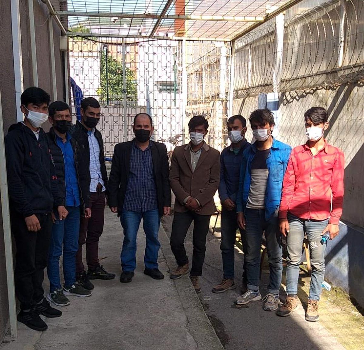 TEM\'de durdurulan 2 otomobilde 8 düzensiz göçmen yakalandı