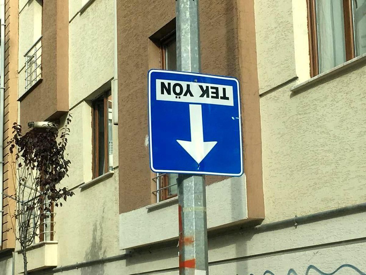 Ters dönen trafik levhası kafa karışıklığına sebep oluyor