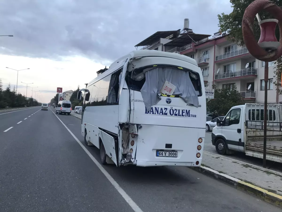 Otobüsün midibüse arkadan çarpması sonucu 3 kişi yaralandı